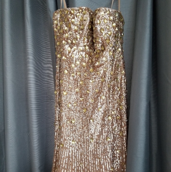 Formal dress - Picture 1 of 4